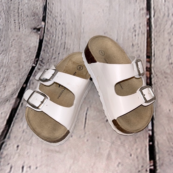 Adrienne Vittadini White Double Strap Buckle Sandals Size 5 - Picture 1 of 8